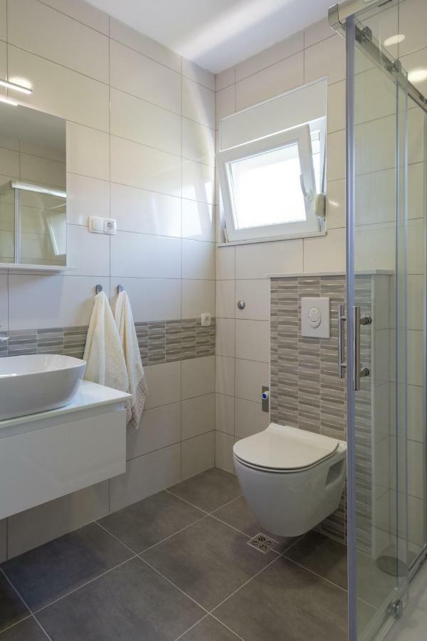 Villa Apartments Duje คาชเตลา ภายนอก รูปภาพ